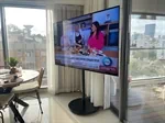 מעמד נייד מעוצב עד 86 אינץ' שחור מט עם גלגלים 3