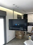 עמוד דגל תקרתי עשוי נירוסטה למסכים עד 75 אינץ' 3